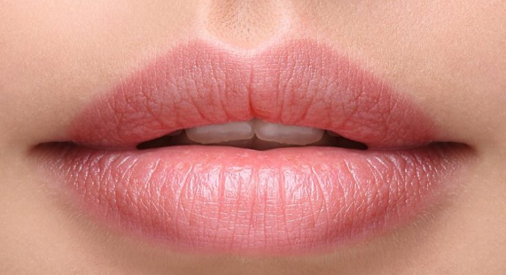Zabieg powiększania ust odbywa się najczęściej poprzez zastosowanie zastrzyków z kwasem hialuronowym. Źródło: drjohnburroughs.com.