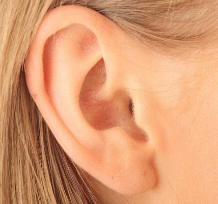 Korekta operacyjna małżowiny usznej to inwazyjna metoda pozbycia się niedoskonałości w postaci chociażby zbytnio odstających uszu.